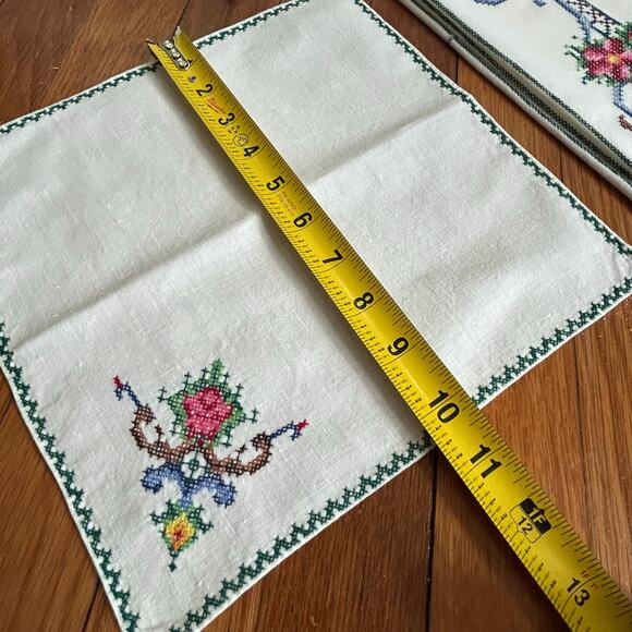Vintage White Cotton Blend Embroidered Tablecloth with 4 Matching Napkins Floral - Picture 16 of 16